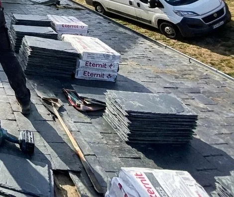 Piles d'ardoises neuves sur un toit en chantier à Orée-d'Anjou