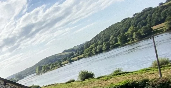 La Loire et les coteaux boisés vus depuis un toit en chantier à Orée-d'Anjou